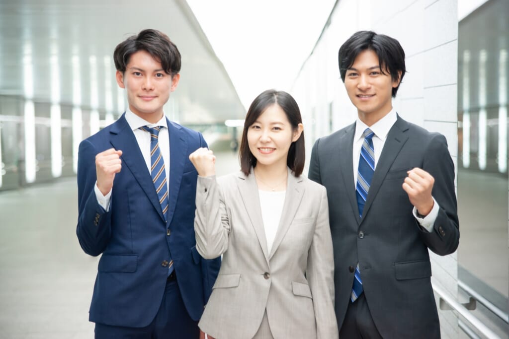 転職したくて就職活動をする場合、何社くらい応募をしたらいいのか迷いますよね。応募しすぎてたくさん断るのも大変ですし、1社ずつ応募していつ採用されるか分からないのも不安です。そこで本記事では、